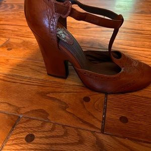 Block heel shoes